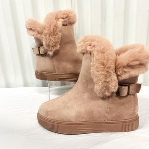 Suede boots with fur
